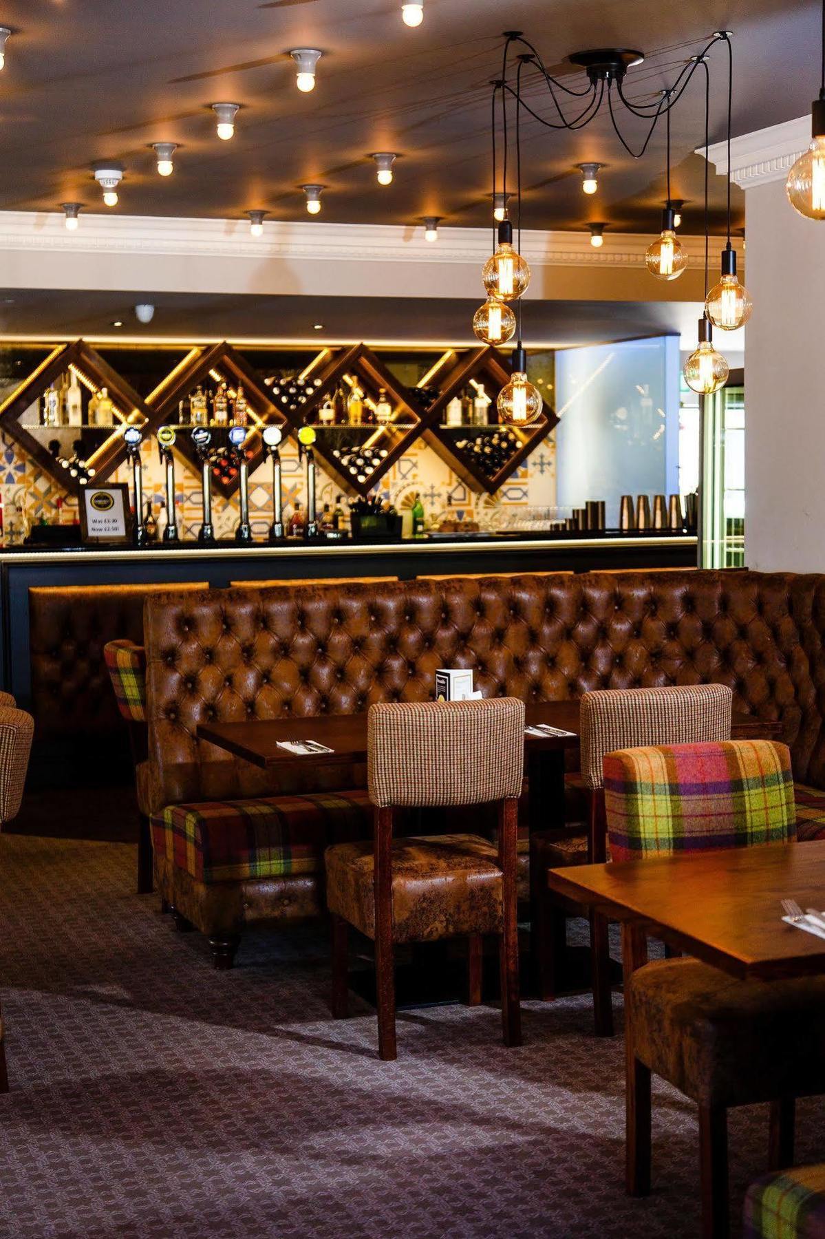 Adamson Hotel 던펌린 외부 사진