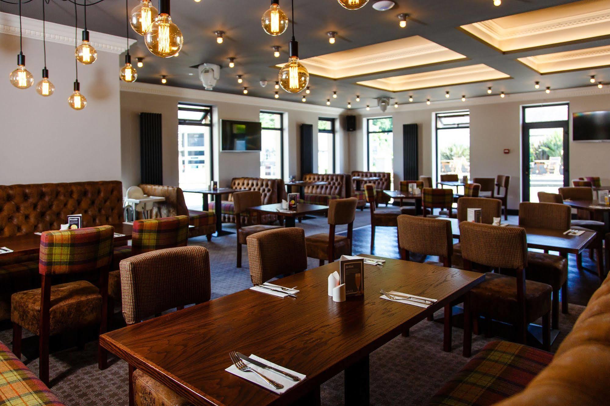 Adamson Hotel 던펌린 외부 사진