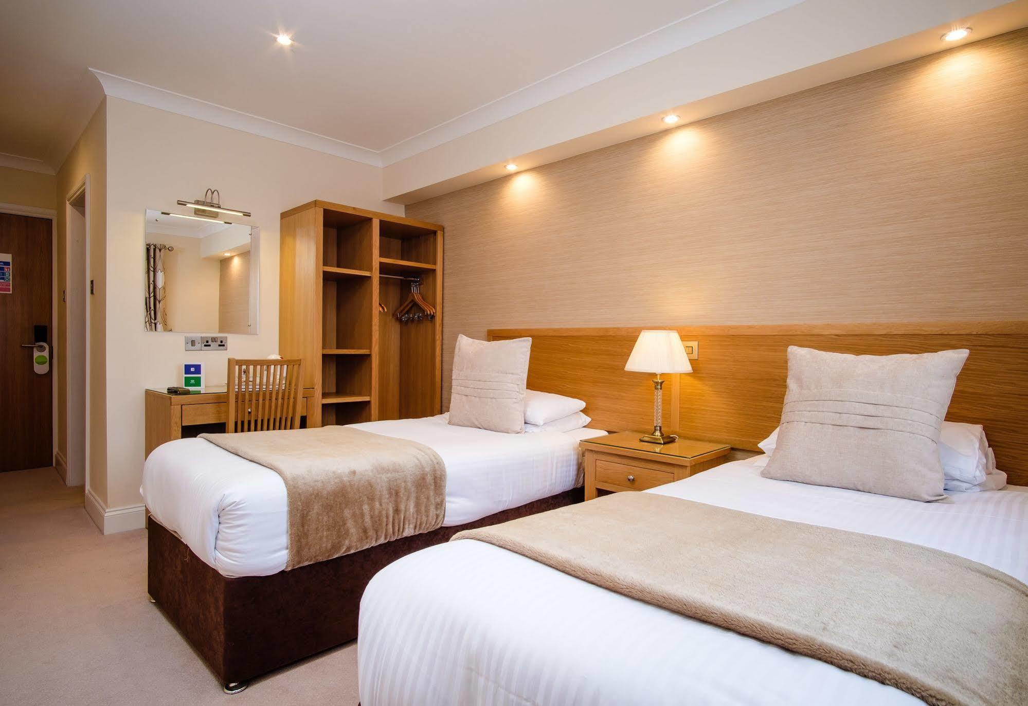 Adamson Hotel 던펌린 외부 사진